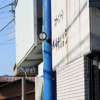 青の電柱の写真